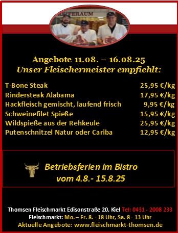 Drei Personen in weißen Kochmützen und -jacken lächeln in einem Fleischmarkt.