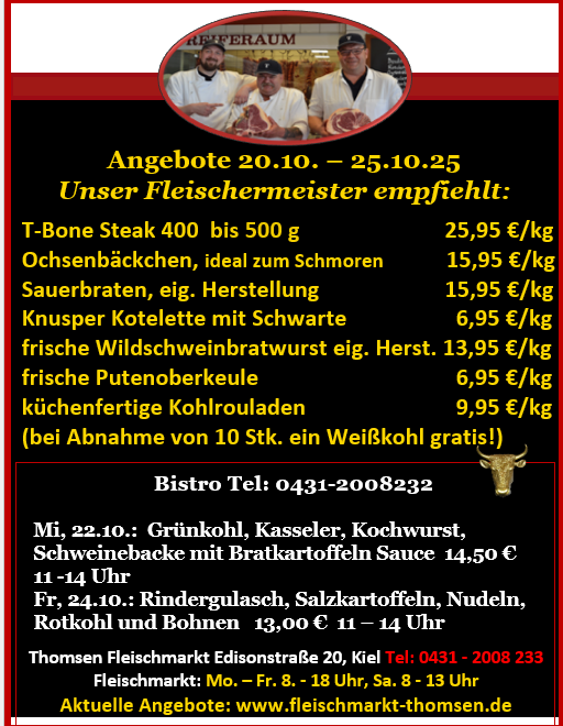 Ein freundlicher Fleischermeister steht lächelnd vor einer Fleischtheke in heller Kleidung