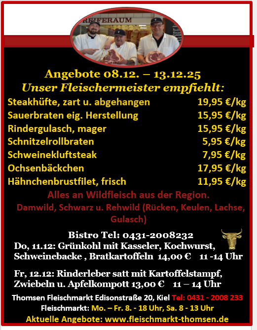 Drei freundliche Männer in Fleischereikleidung lächeln stolz vor einer Fleischtheke