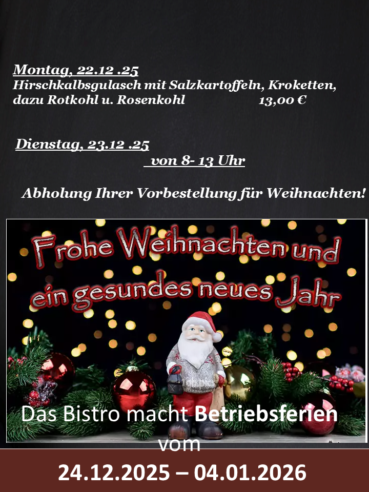 Ein lachender Weihnachtsmann im roten Anzug steht vor bunten Weihnachtskugeln und Tannenzweigen